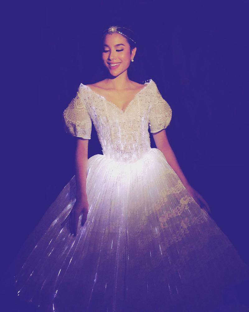 3 mỹ nhân Việt chịu chơi nhất trên thảm đỏ khi mặc váy phát sáng vừa đẹp vừa nổi!