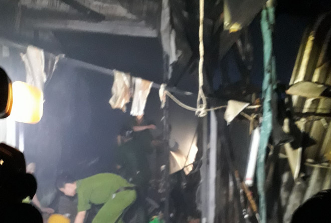 Hai vợ chồng chết cháy khi ngủ trong kiốt bán hàng Tết