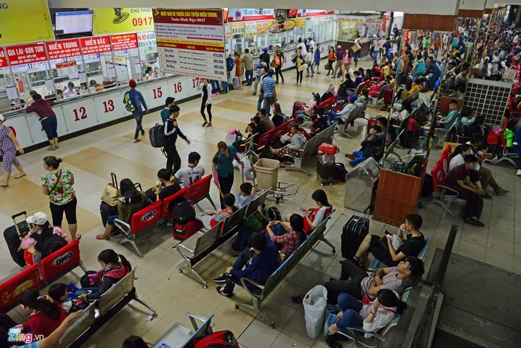 Cò vé hoạt động rầm rộ, hành khách bị sang tay ngay Bến xe Miền Đông