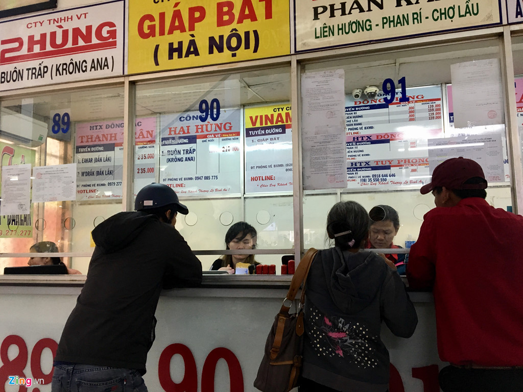 Cò vé hoạt động rầm rộ, hành khách bị sang tay ngay Bến xe Miền Đông