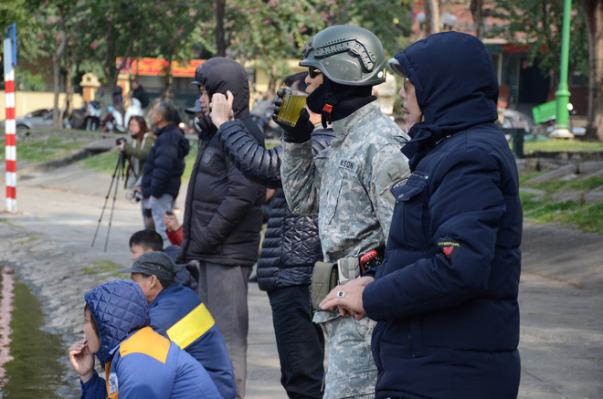 Rời Hồ Gươm trong đêm, đàn thiên nga bất ngờ tung tăng bơi lội ở hồ Thiền Quang