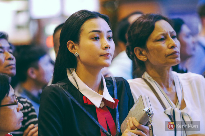 Hàng nghìn người vật vờ lúc nửa đêm ở sân bay Tân Sơn Nhất đón Việt kiều về quê ăn Tết Mậu Tuất Hàng nghìn người vật vờ lúc nửa đêm ở sân bay Tân Sơn Nhất đón Việt kiều về quê ăn Tết Mậu Tuất