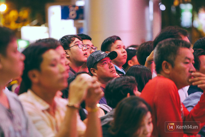 Hàng nghìn người vật vờ lúc nửa đêm ở sân bay Tân Sơn Nhất đón Việt kiều về quê ăn Tết Mậu Tuất