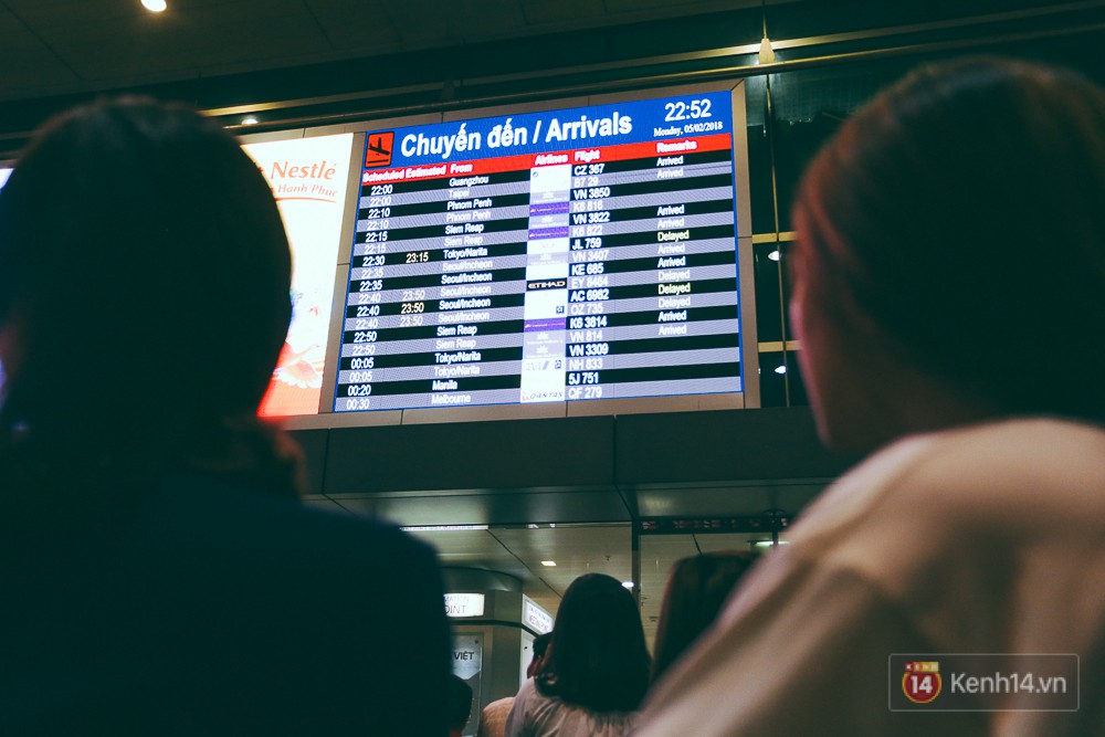 Hàng nghìn người vật vờ lúc nửa đêm ở sân bay Tân Sơn Nhất đón Việt kiều về quê ăn Tết Mậu Tuất