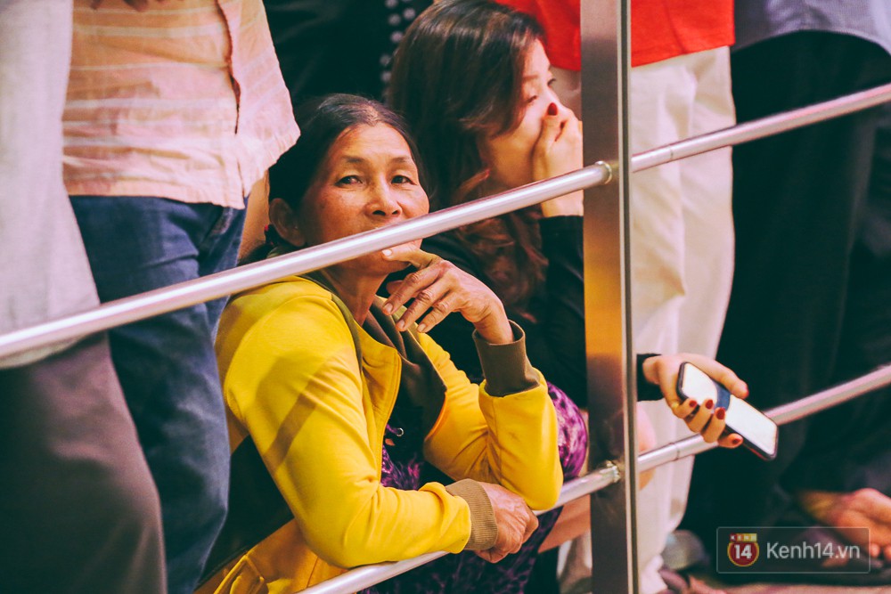 Hàng nghìn người vật vờ lúc nửa đêm ở sân bay Tân Sơn Nhất đón Việt kiều về quê ăn Tết Mậu Tuất