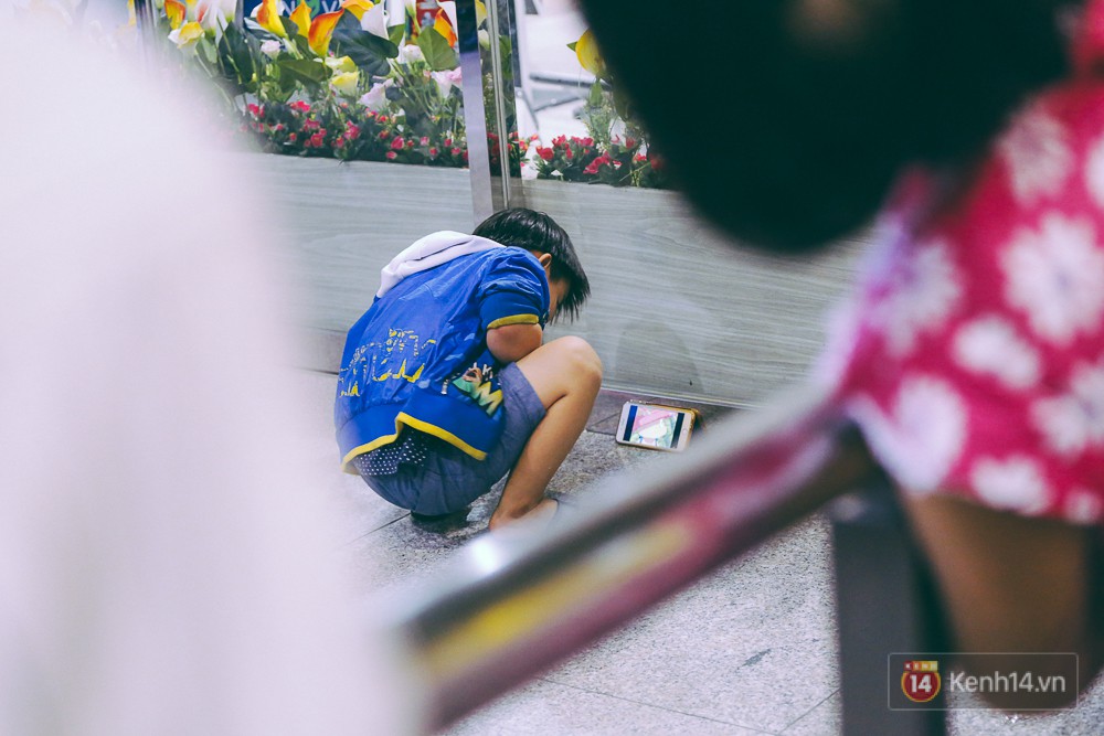 Hàng nghìn người vật vờ lúc nửa đêm ở sân bay Tân Sơn Nhất đón Việt kiều về quê ăn Tết Mậu Tuất