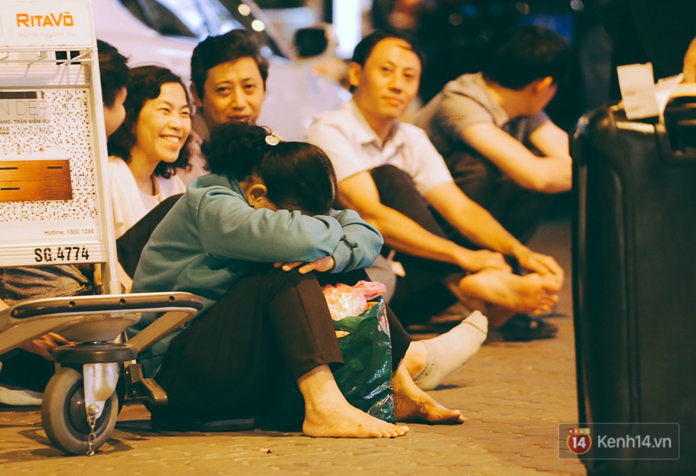 Hàng nghìn người vật vờ lúc nửa đêm ở sân bay Tân Sơn Nhất đón Việt kiều về quê ăn Tết Mậu Tuất