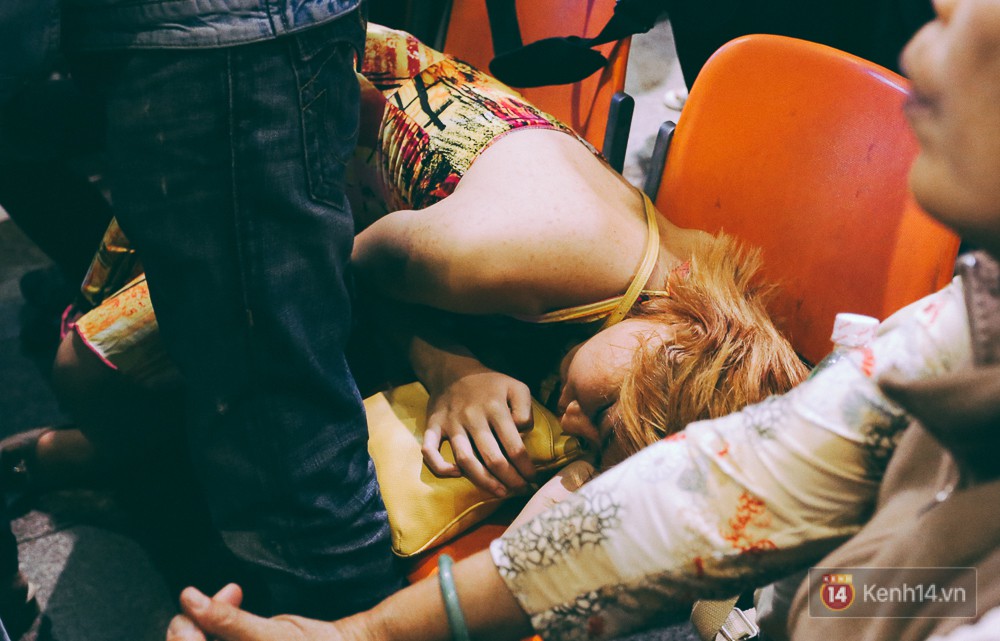 Hàng nghìn người vật vờ lúc nửa đêm ở sân bay Tân Sơn Nhất đón Việt kiều về quê ăn Tết Mậu Tuất