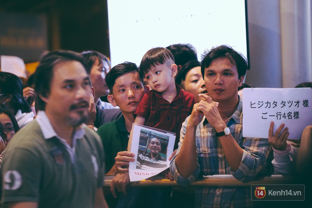 Hàng nghìn người vật vờ lúc nửa đêm ở sân bay Tân Sơn Nhất đón Việt kiều về quê ăn Tết Mậu Tuất