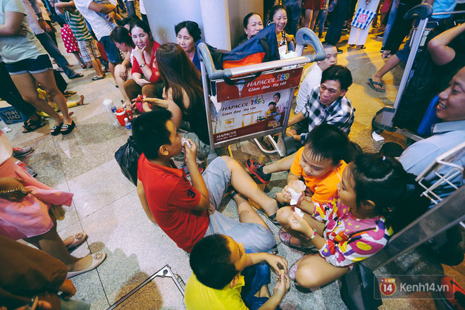 Hàng nghìn người vật vờ lúc nửa đêm ở sân bay Tân Sơn Nhất đón Việt kiều về quê ăn Tết Mậu Tuất Hàng nghìn người vật vờ lúc nửa đêm ở sân bay Tân Sơn Nhất đón Việt kiều về quê ăn Tết Mậu Tuất