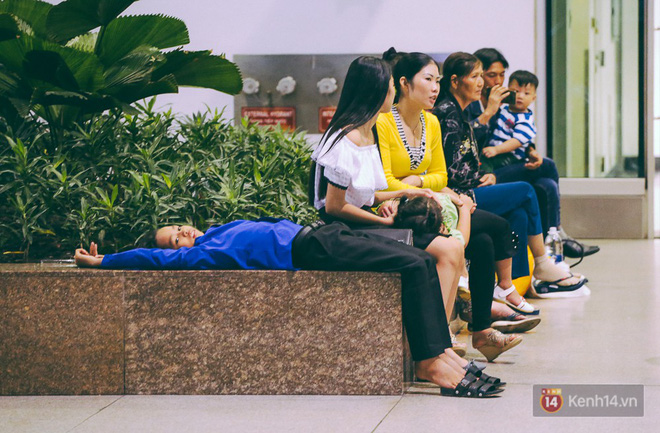 Hàng nghìn người vật vờ lúc nửa đêm ở sân bay Tân Sơn Nhất đón Việt kiều về quê ăn Tết Mậu Tuất Hàng nghìn người vật vờ lúc nửa đêm ở sân bay Tân Sơn Nhất đón Việt kiều về quê ăn Tết Mậu Tuất