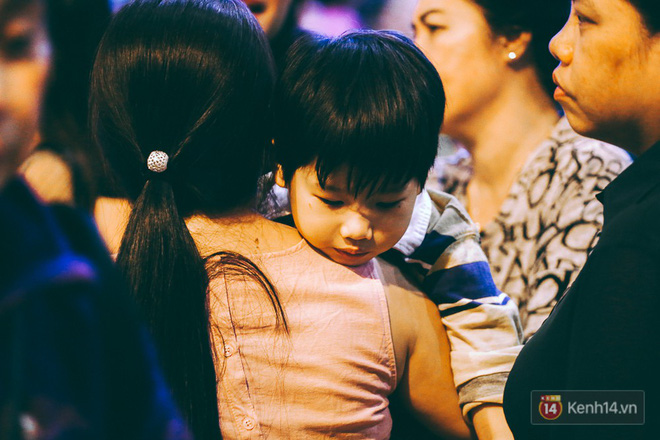 Hàng nghìn người vật vờ lúc nửa đêm ở sân bay Tân Sơn Nhất đón Việt kiều về quê ăn Tết Mậu Tuất Hàng nghìn người vật vờ lúc nửa đêm ở sân bay Tân Sơn Nhất đón Việt kiều về quê ăn Tết Mậu Tuất