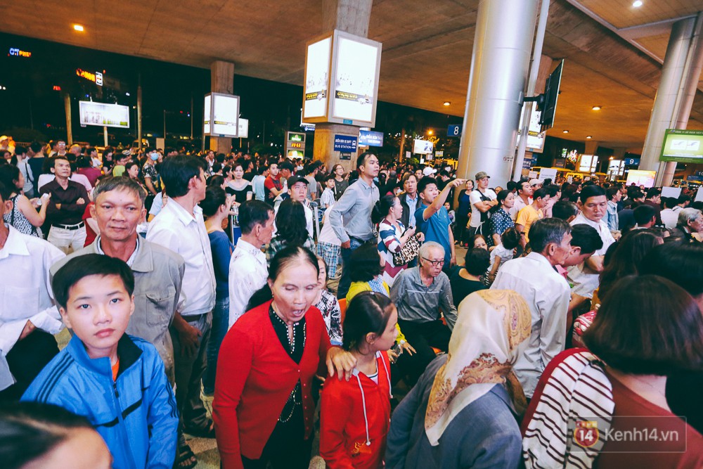 Hàng nghìn người vật vờ lúc nửa đêm ở sân bay Tân Sơn Nhất đón Việt kiều về quê ăn Tết Mậu Tuất