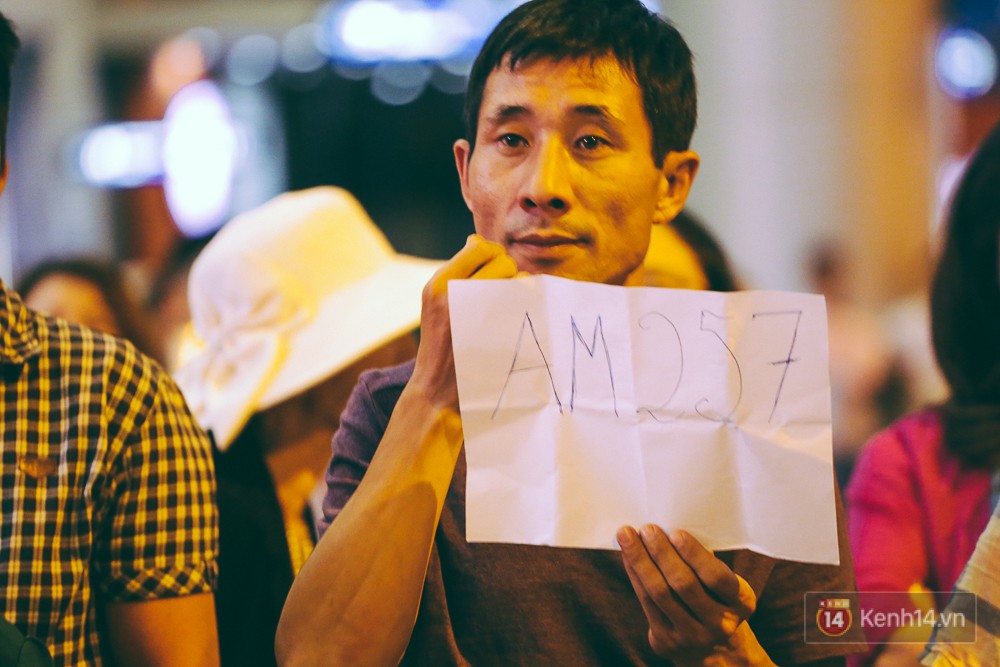 Hàng nghìn người vật vờ lúc nửa đêm ở sân bay Tân Sơn Nhất đón Việt kiều về quê ăn Tết Mậu Tuất