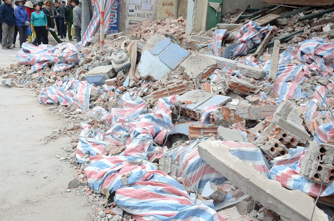 Công trình 3 tầng đổ sập, một người nguy kịch