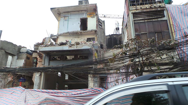 Công trình 3 tầng đổ sập, một người nguy kịch