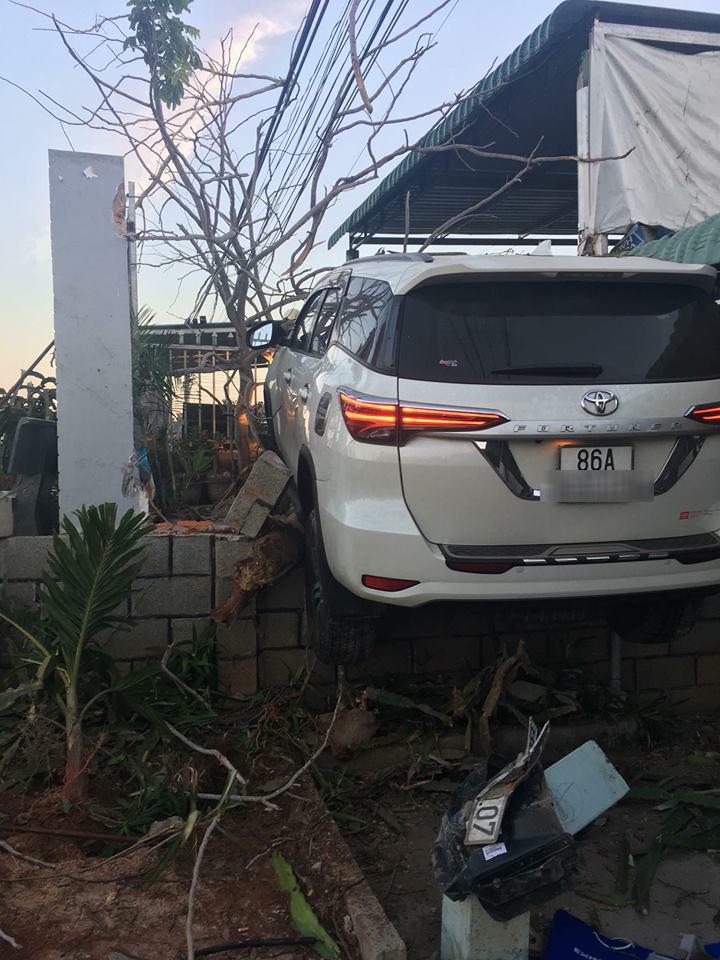 Vụ tai nạn hi hữu khiến cư dân mạng bàn tán xôn xao