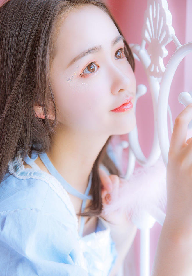 Cô bạn Trung Quốc mặt tròn, má phính mà vẫn cực xinh