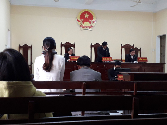 Đăng bánh có dòi lên Facebook, phải bồi thường 12 triệu đồng