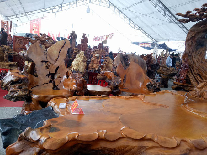 Choáng bộ bàn ghế gỗ lũa 8 món hoành tráng tỏa hương thơm giá 690 triệu đồng