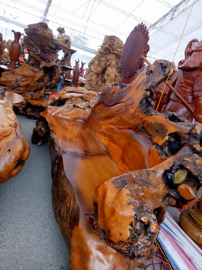 Choáng bộ bàn ghế gỗ lũa 8 món hoành tráng tỏa hương thơm giá 690 triệu đồng