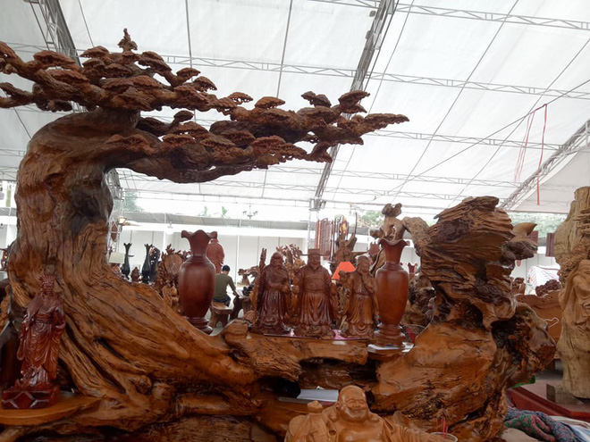 Choáng bộ bàn ghế gỗ lũa 8 món hoành tráng tỏa hương thơm giá 690 triệu đồng