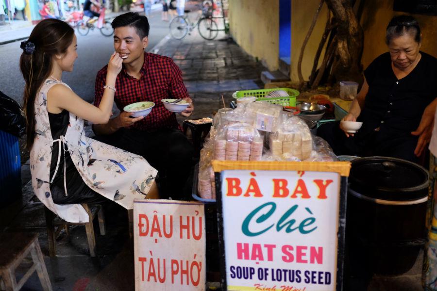 Cặp đôi 9X yêu nhau 15 năm tiết lộ cách yêu lâu không chán