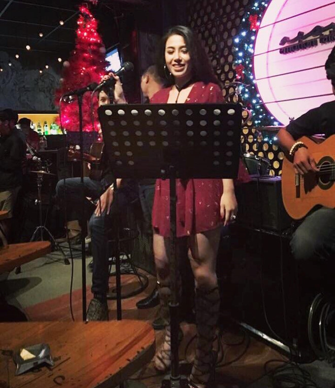 Cô giáo 9X giỏi ngoại ngữ, chơi được 4 nhạc cụ