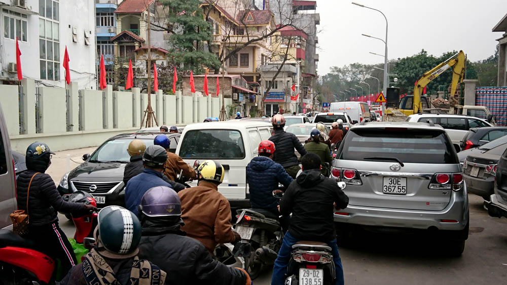 Hà Nội: Đường 600m mới thông xe, cả loạt ô tô thi nhau đỗ