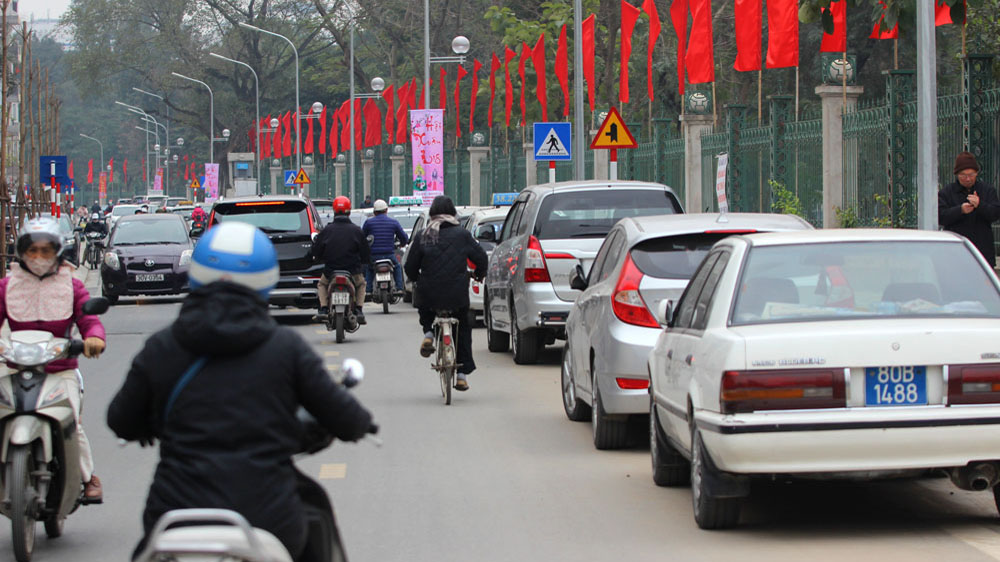 Hà Nội: Đường 600m mới thông xe, cả loạt ô tô thi nhau đỗ