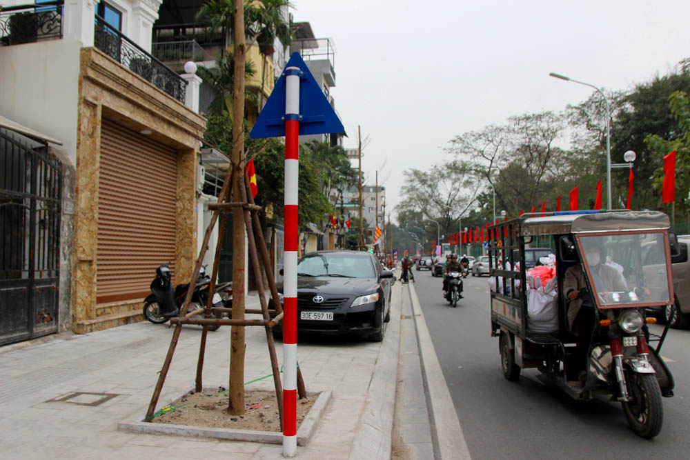 Hà Nội: Đường 600m mới thông xe, cả loạt ô tô thi nhau đỗ