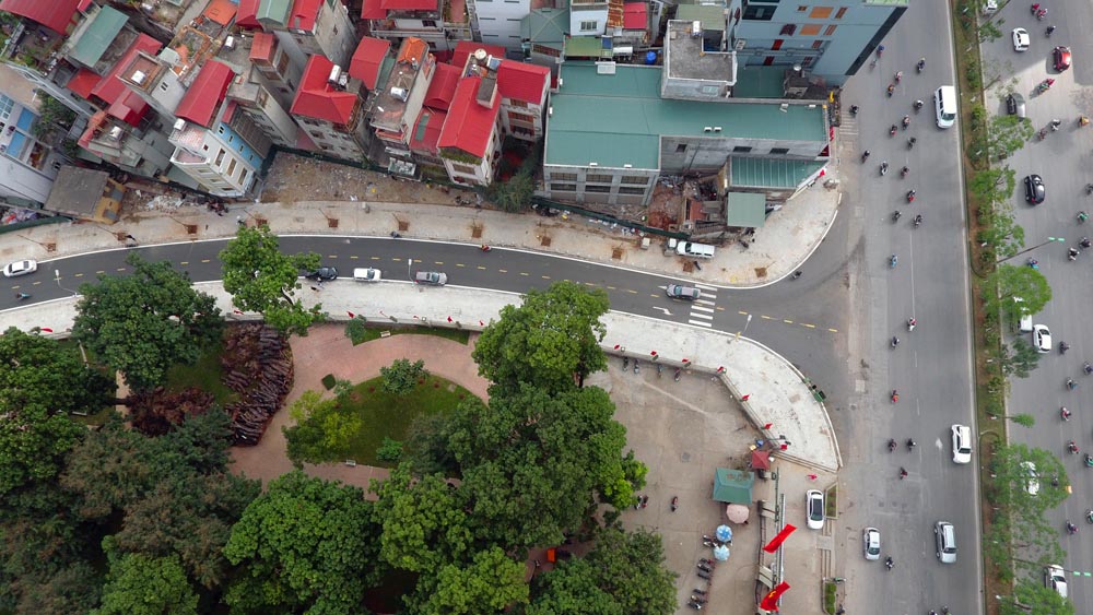 Hà Nội: Đường 600m mới thông xe, cả loạt ô tô thi nhau đỗ Hà Nội: Đường 600m mới thông xe, cả loạt ô tô thi nhau đỗ