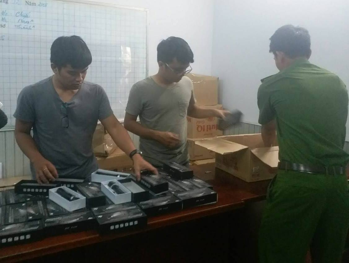 Kho hàng khủng của ông trùm buôn bán súng, roi điện vùng ven