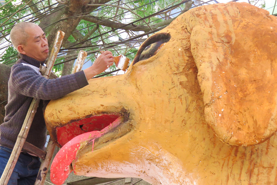 Mô hình chó khổng lồ đón xuân Mậu Tuất ở đất Cảng