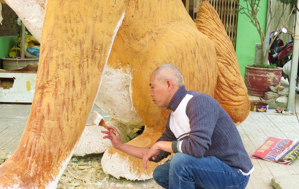 Mô hình chó khổng lồ đón xuân Mậu Tuất ở đất Cảng