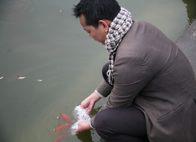 Hà Nội: Sợ đông đúc nhiều gia đình tiễn Táo Quân về trời sớm