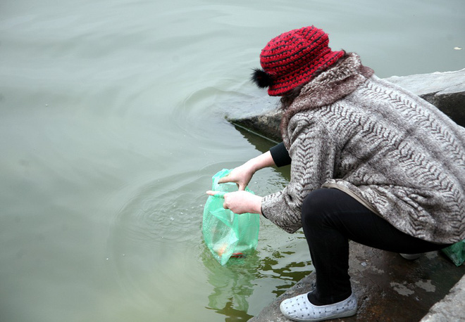 Hà Nội: Sợ đông đúc nhiều gia đình tiễn Táo Quân về trời sớm