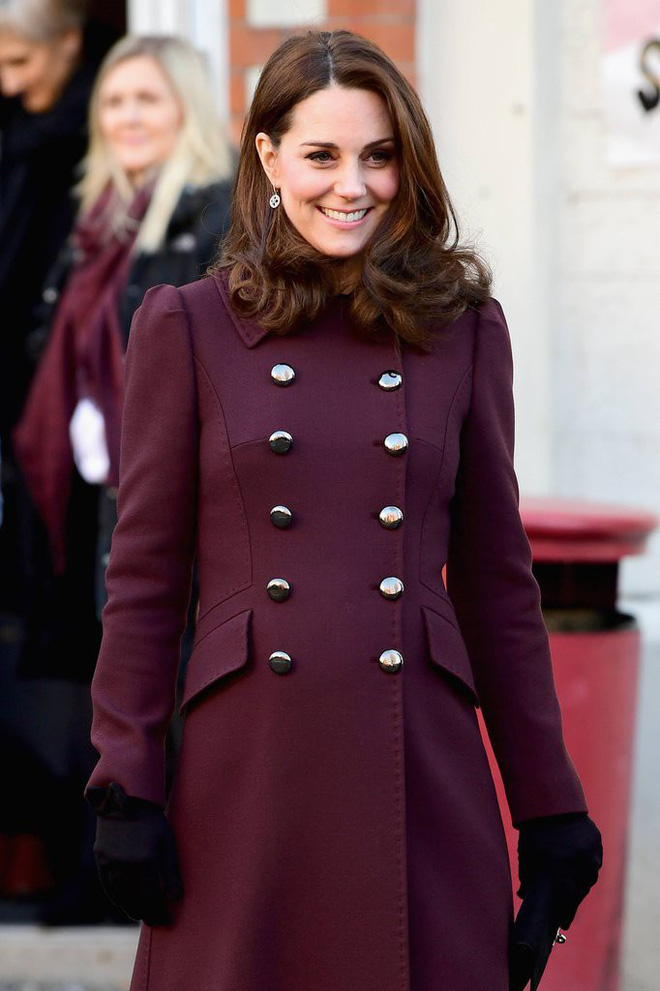 Công nương Kate Middleton không bao giờ cởi áo khoác tại nơi công cộng và lý do bất ngờ đằng sau quy tắc này Công nương Kate Middleton không bao giờ cởi áo khoác tại nơi công cộng và lý do bất ngờ đằng sau quy tắc này