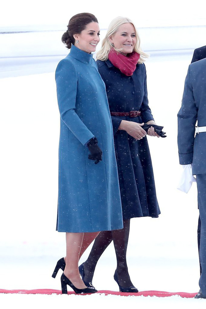 Công nương Kate Middleton không bao giờ cởi áo khoác tại nơi công cộng và lý do bất ngờ đằng sau quy tắc này Công nương Kate Middleton không bao giờ cởi áo khoác tại nơi công cộng và lý do bất ngờ đằng sau quy tắc này