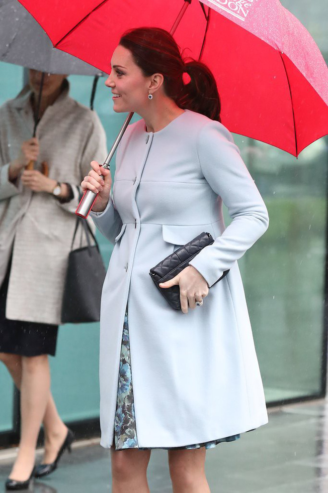 Công nương Kate Middleton không bao giờ cởi áo khoác tại nơi công cộng và lý do bất ngờ đằng sau quy tắc này Công nương Kate Middleton không bao giờ cởi áo khoác tại nơi công cộng và lý do bất ngờ đằng sau quy tắc này
