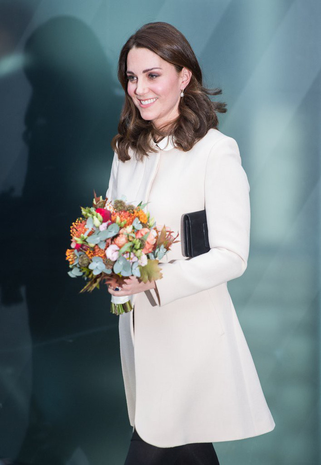 Công nương Kate Middleton không bao giờ cởi áo khoác tại nơi công cộng và lý do bất ngờ đằng sau quy tắc này Công nương Kate Middleton không bao giờ cởi áo khoác tại nơi công cộng và lý do bất ngờ đằng sau quy tắc này