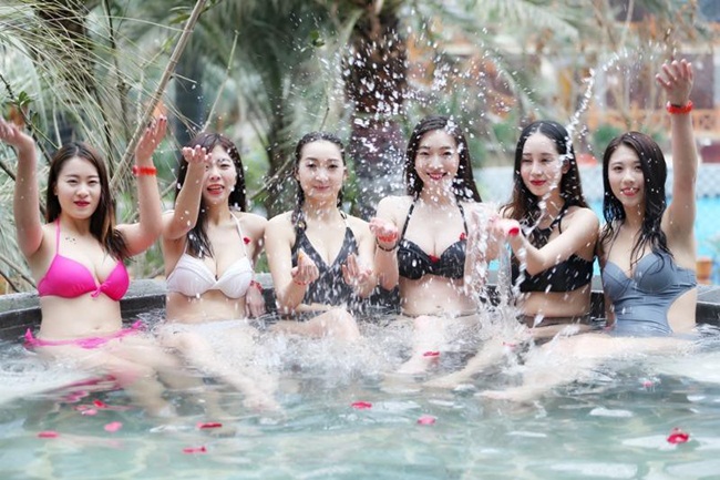 Bất chấp giá lạnh, sinh viên Trung Quốc nô nức thi mẫu ngực