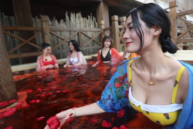 Bất chấp giá lạnh, sinh viên Trung Quốc nô nức thi mẫu ngực