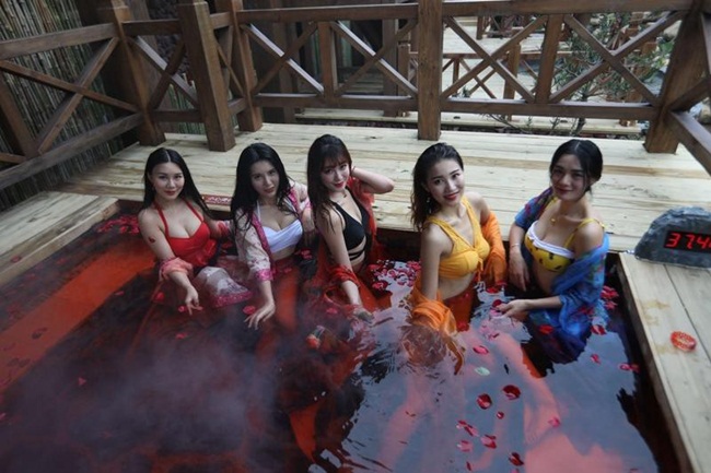 Bất chấp giá lạnh, sinh viên Trung Quốc nô nức thi mẫu ngực