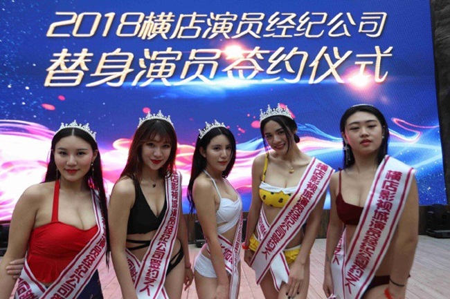 Bất chấp giá lạnh, sinh viên Trung Quốc nô nức thi mẫu ngực