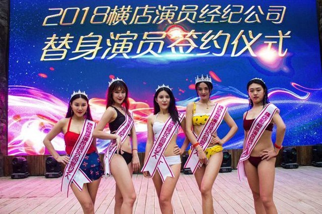 Bất chấp giá lạnh, sinh viên Trung Quốc nô nức thi mẫu ngực