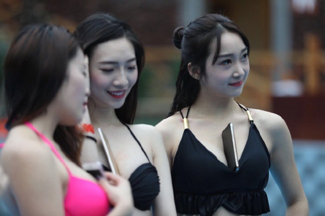 Bất chấp giá lạnh, sinh viên Trung Quốc nô nức thi mẫu ngực