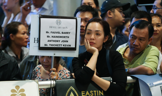 Vạ vật giữa đêm ở sân bay Tân Sơn Nhất đón Việt kiều về ăn Tết