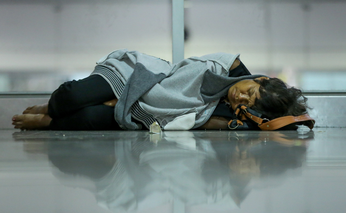 Vạ vật giữa đêm ở sân bay Tân Sơn Nhất đón Việt kiều về ăn Tết