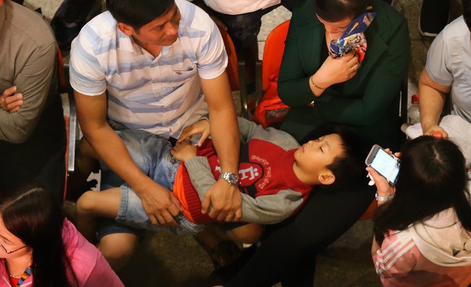 Vạ vật giữa đêm ở sân bay Tân Sơn Nhất đón Việt kiều về ăn Tết